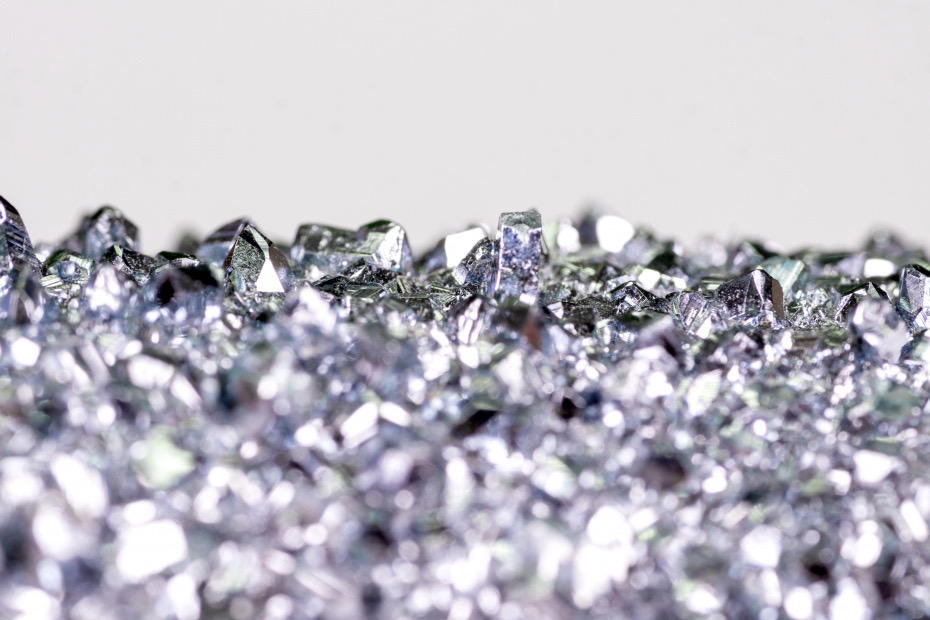 Kristallines Osmium in Makroaufnahme – silbrig glänzende Kristallstruktur