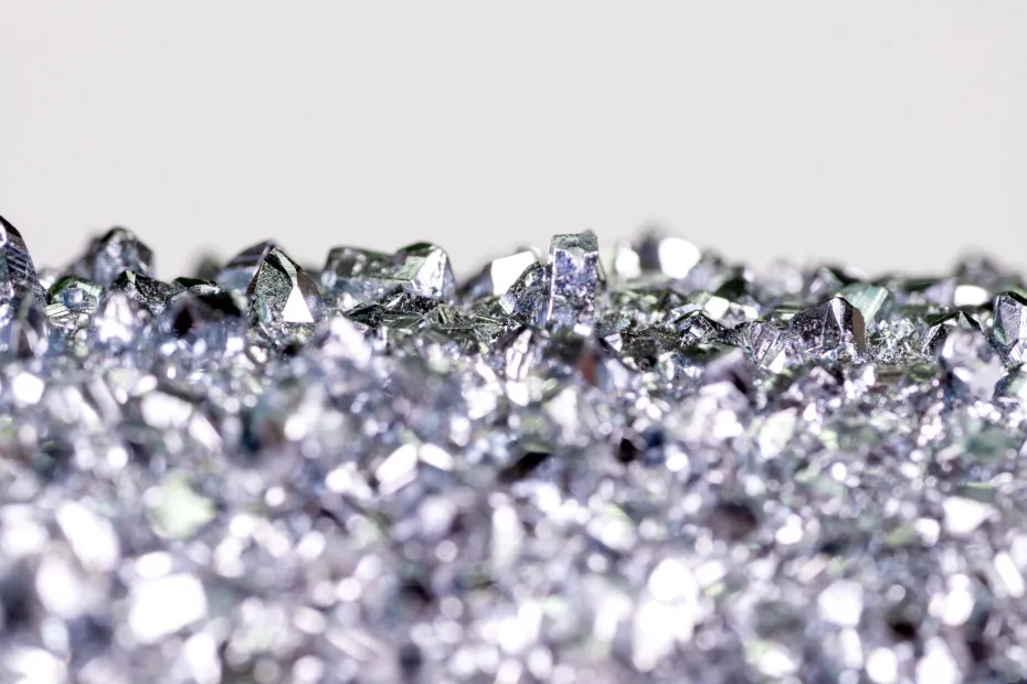 Kristallines Osmium in Nahaufnahme mit blau-silbrigem Schimmer